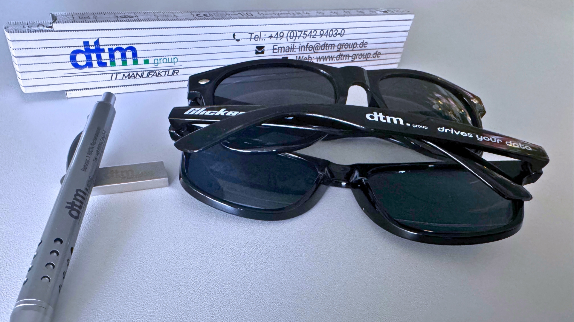 DTM Werbemittel – Sonnenbrille, Meterstab, Kugelschreiber